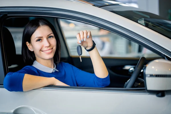Nő kezében kocsikulcsok ül az új autó — Stock Fotó
