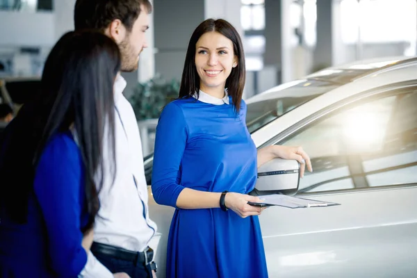 Autókereskedésben tanácsadást és autóértékesítést végző értékesítő — Stock Fotó