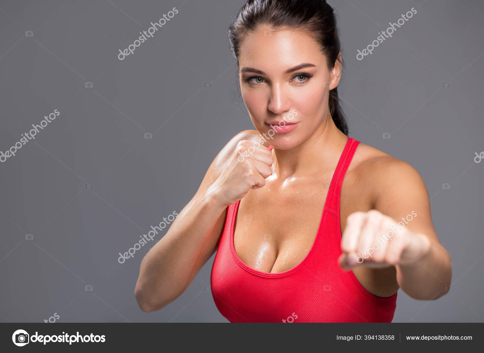 Mujer luchadora va a atacar fotografía de stock ©