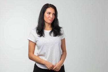 Yaramaz kadın, öylesine giyinmiş, yana bakıyor.