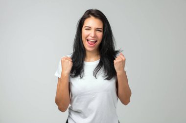 Siyah, uzun saçlı, sıradan elbiseli mutlu kız hedefe ulaştı.