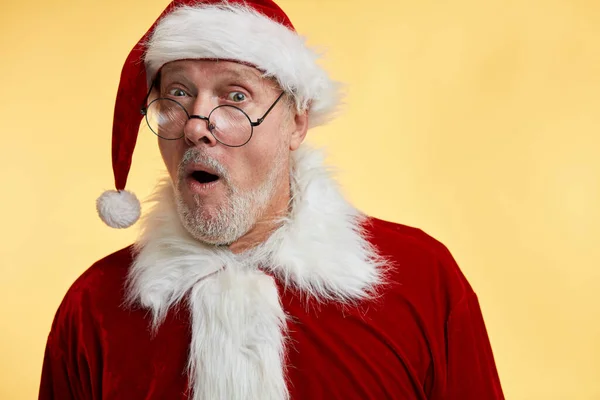 Surpreendido maduro Papai Noel olhando para a câmera com expressão descrente . — Fotografia de Stock