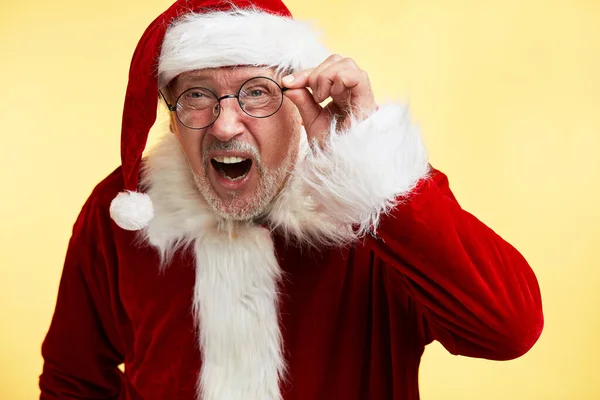 Surpreendido maduro Papai Noel olhando para a câmera com expressão descrente . — Fotografia de Stock