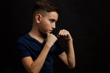 Boksör çocuk koruma pozu. Yana bak.