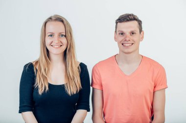 Beyaz arka planda gülümseyen genç çift