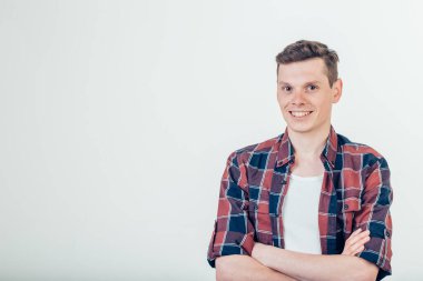 Yakışıklı genç adam kameraya bakıyor. Gülen genç adamın portresi