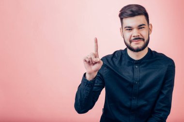 Şuraya bakın. Mutlu genç yakışıklı adam işaret ediyor ve gülümsüyor