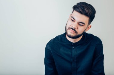 Gülümseyerek geleceğe bakıyorum. Adam kollarını kavuşturup başka tarafa bakıyor.