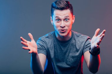 duygu, reklam ve insan konsepti - şaşırmış adam