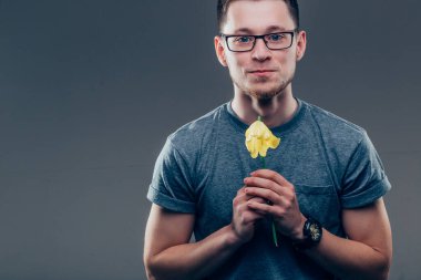 Beyaz arka planda kırmızı gül çiçekli iş adamı eli