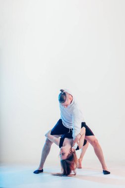 Kas dansçısı partnerini tutarken duygularını ifade ediyor.