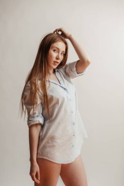 Uzun düz kızıl saçlı güzel bir kadın. Beyaz arkaplan üzerinde kadın model