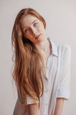 Uzun düz kızıl saçlı güzel bir kadın. Whit yerine kadın model