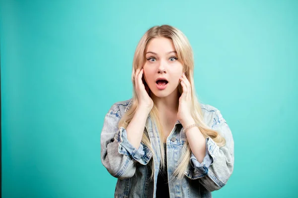 Portrait de femme blonde surprise en veste denim — Photo