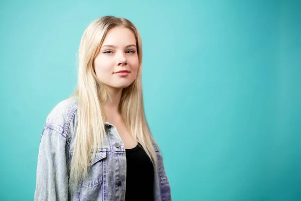 Mujer joven rubia aislada sobre fondo azul . — Foto de Stock