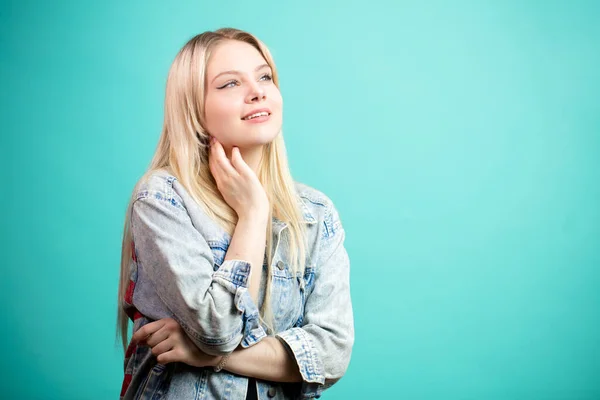 Retrato de mujer rubia feliz en chaqueta vaquera — Foto de Stock