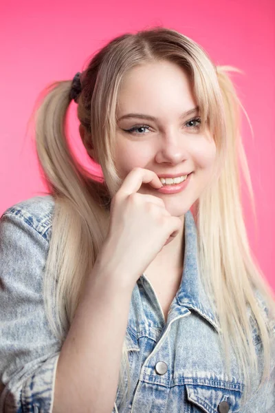 Retrato de una hermosa mujer feliz sonriendo sobre fondo rosa — Foto de Stock