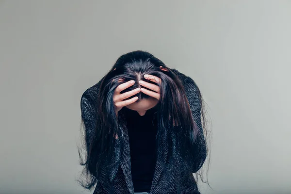 Vacker ung kvinna håller hennes friska och glänsande hår, studio vit — Stockfoto