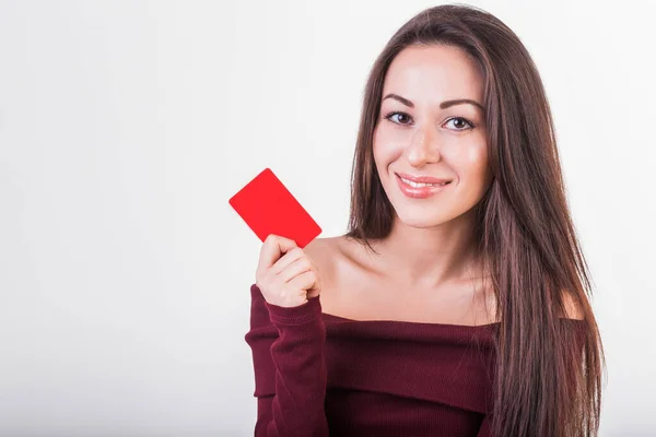 Alegre emocionada joven sorprendida con tarjeta de crédito sobre fondo blanco —  Fotos de Stock