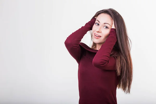 Hermosa mujer joven sosteniendo su cabello sano y brillante, estudio blanco —  Fotos de Stock