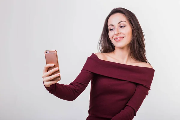 Primer plano de la joven hermosa mujer tomando selfie — Foto de Stock