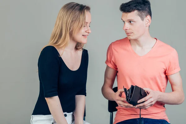 Nerdy man essaie de cacher de l'argent à sa femme parce qu'elle veut tout dépenser — Photo