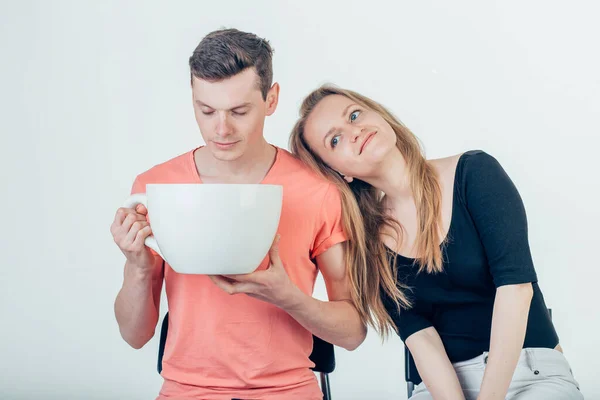 Jovem casal atraente na data no café com grande xícara de café — Fotografia de Stock