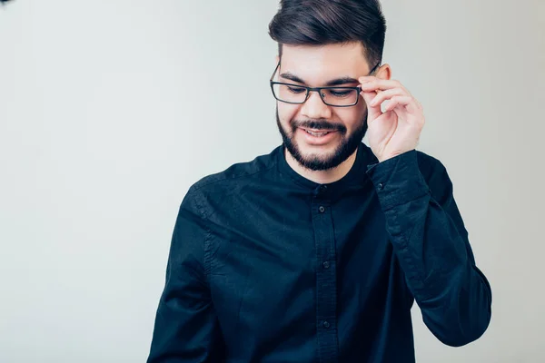 Uomo che indossa occhiali da vista, Guardando la fotocamera sullo sfondo grigio muro — Foto Stock