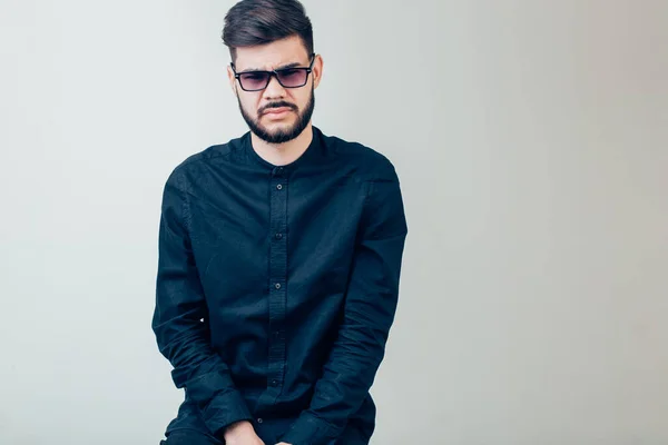 Chico guapo en gafas y camisa blanca — Foto de Stock