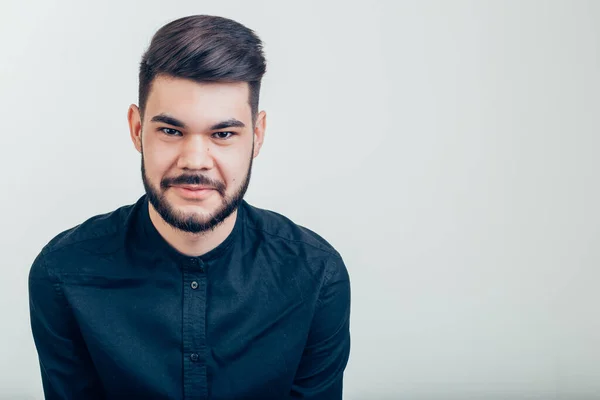 Knappe jongeman die naar de camera kijkt. Portret van een lachende jongeman — Stockfoto