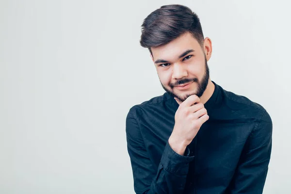 Knappe jongeman die naar de camera kijkt. Portret van een lachende jongeman — Stockfoto