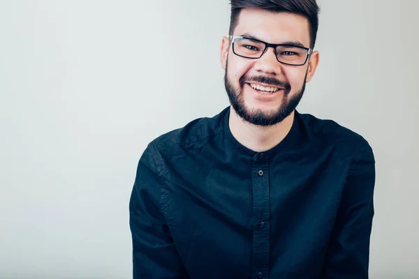 Feliz joven. Retrato de un joven guapo con los brazos cruzados y sonriente — Foto de Stock