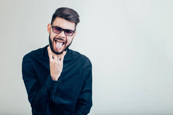 Man tonen zijn tong over grijze achtergrond — Stockfoto