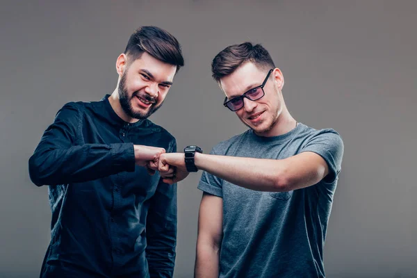 Twee beste vrienden mannen kijken naar elkaar en tonen eenheid van hun vriendschap — Stockfoto