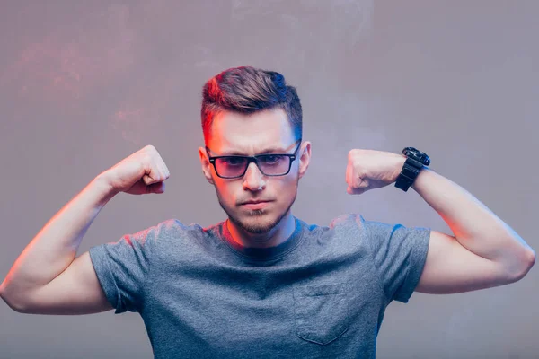 Imagen de un joven atractivo mostrando sus bíceps . —  Fotos de Stock