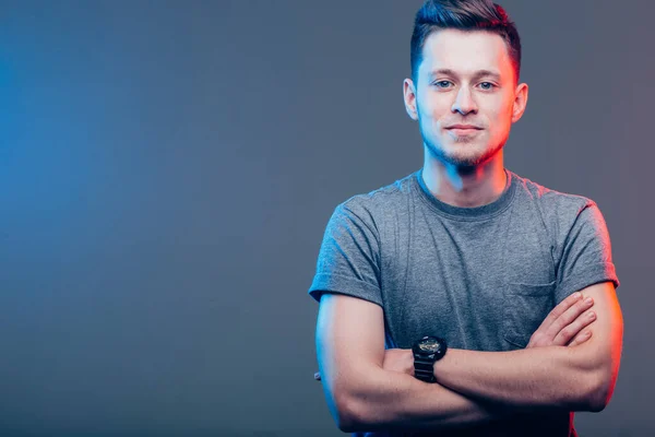 Handsome man with arms folded looking at camera — Stock Photo, Image