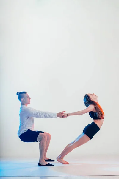 Muž a žena v vášnivé taneční póze — Stock fotografie