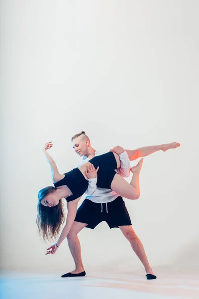 Svalnatý tanečník vyjadřující emoce, zatímco drží svého partnera — Stock fotografie