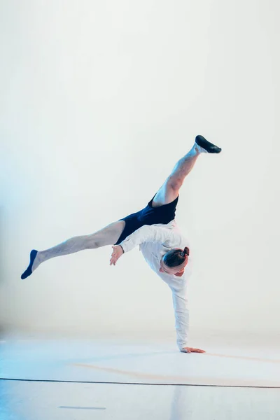 Νεαρή χορεύτρια χιπ-χοπ ποζάρει στο στούντιο — Φωτογραφία Αρχείου