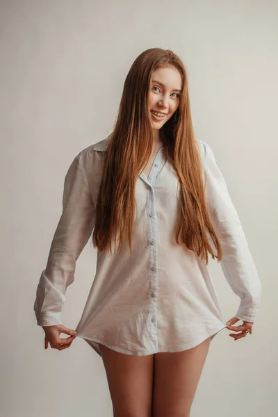 Bonita mujer con el pelo largo y recto. Modelo femenino sobre fondo blanco —  Fotos de Stock