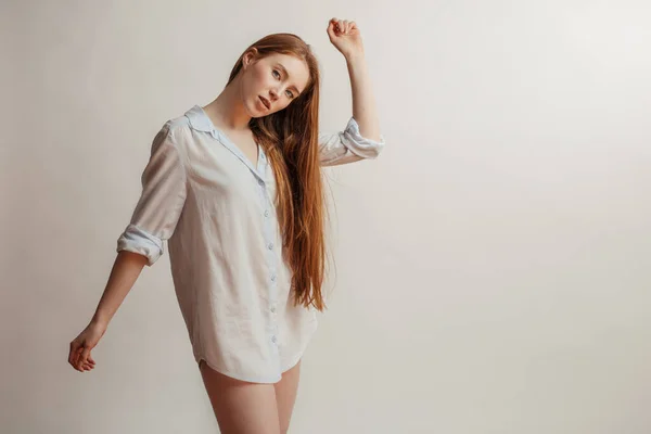 Bella donna con lunghi capelli rossi lisci. Modello femminile su sfondo bianco — Foto Stock