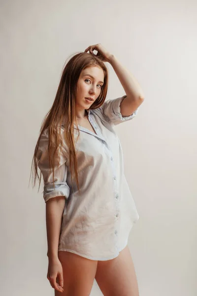 Όμορφη γυναίκα με μακριά ίσια κόκκινα μαλλιά. Θηλυκό μοντέλο σε λευκό φόντο — Φωτογραφία Αρχείου