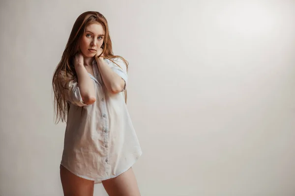 Mulher bonita com longos cabelos ruivos lisos. Modelo feminino sobre fundo branco — Fotografia de Stock