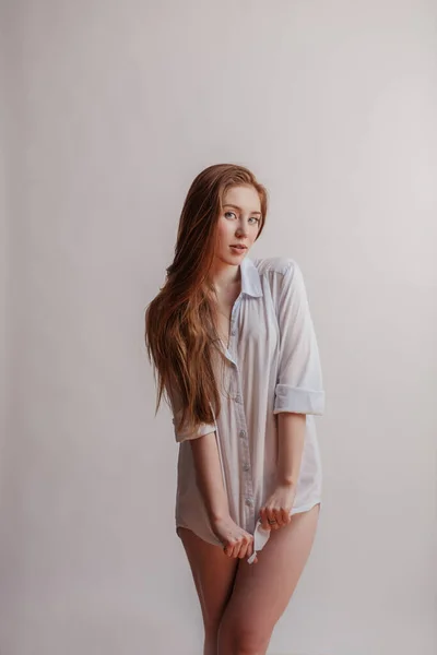 Bella donna con lunghi capelli rossi lisci. Modello femminile su sfondo bianco — Foto Stock