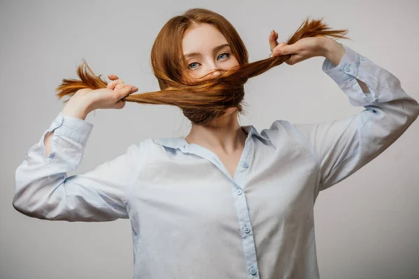 Hermosa modelo femenina con el pelo largo de jengibre grueso recta — Foto de Stock
