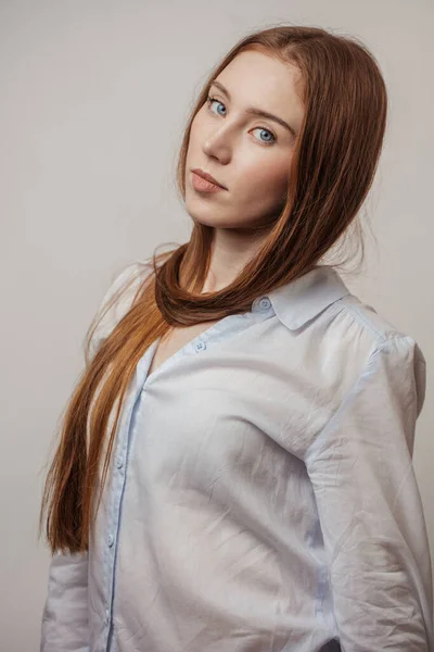 Modelo bonito fêmea com gengibre grosso cabelo longo liso — Fotografia de Stock