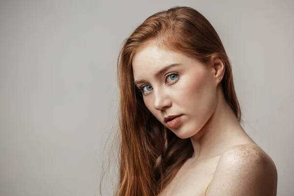 Zázvor žena s krásou zdravé kůže izolované na bílém — Stock fotografie