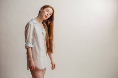 Uzun düz kızıl saçlı güzel bir kadın. Beyaz arkaplan üzerinde kadın model