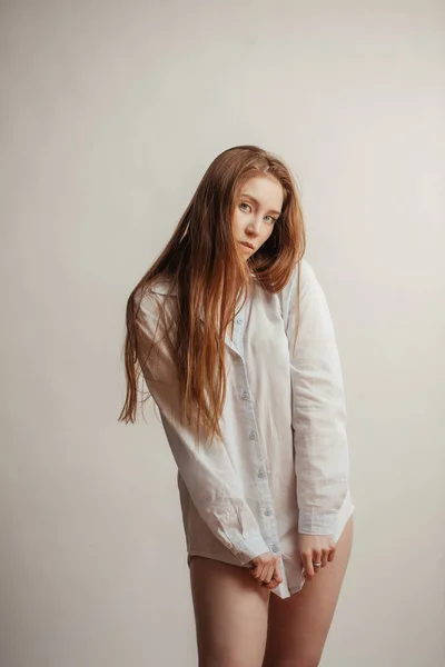 Bonita mujer con el pelo largo y recto. Modelo femenino sobre fondo blanco — Foto de Stock