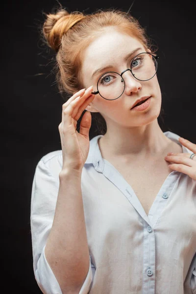 Redhead γυναικείο μοντέλο σε γυαλιά που ποζάρουν σε μαύρο φόντο — Φωτογραφία Αρχείου
